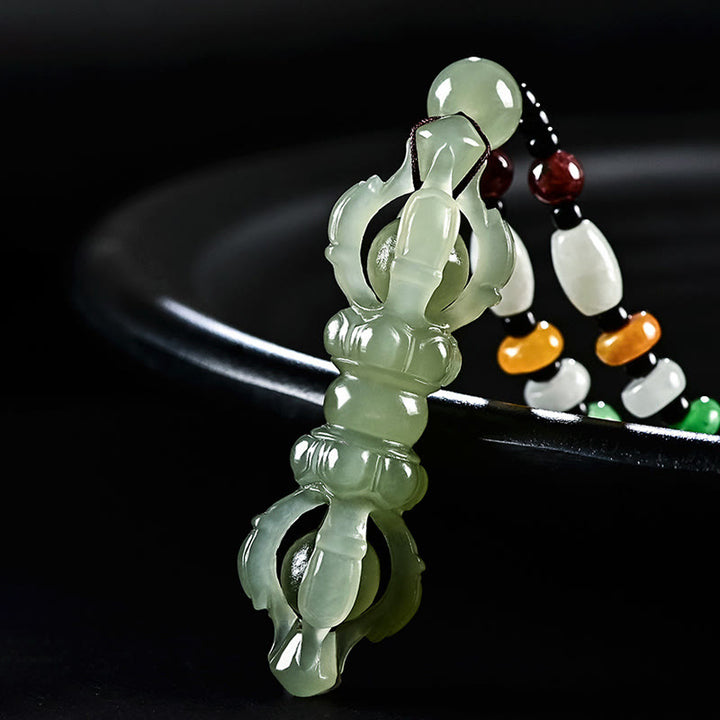 Collana con ciondolo di successo inciso Dorje Vajra in giada ciano naturale tibetana e giada bianca