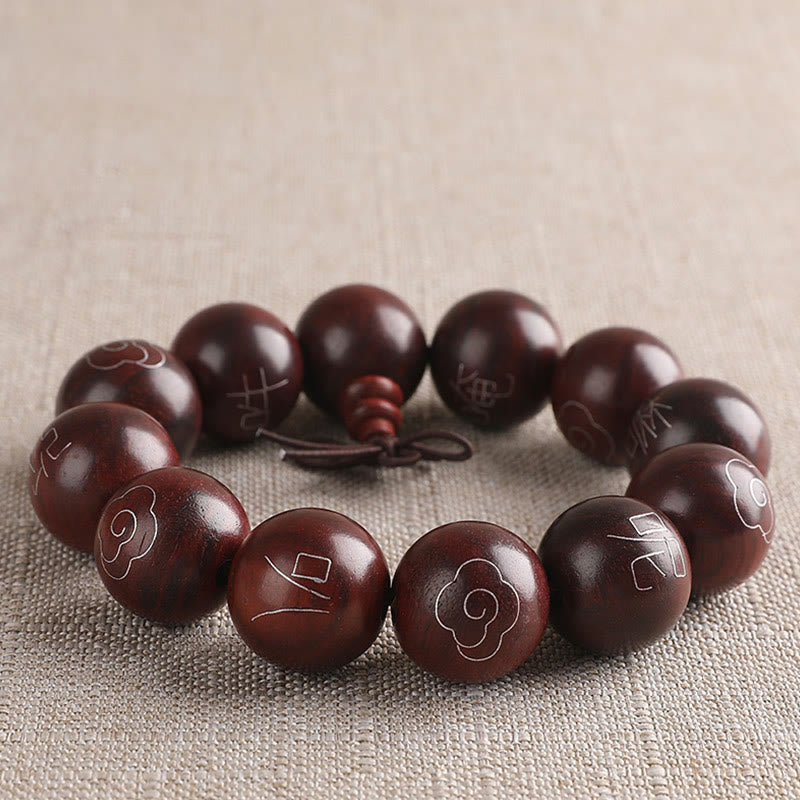 Braccialetto di protezione con piccole foglie di sandalo rosso intarsiate in argento sterling 925 Buddha Stones carattere Om Mani Padme Hum e nuvole di buon auspicio