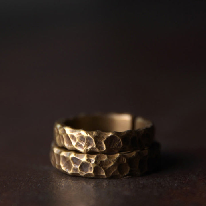 Anello portafortuna in ottone e rame con motivo a rilievo tibetano