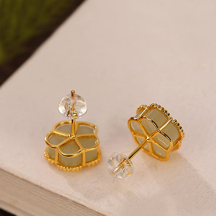 Orecchini a bottone con fiore di prugna in giada Hetian in argento sterling 925 Buddha Stones