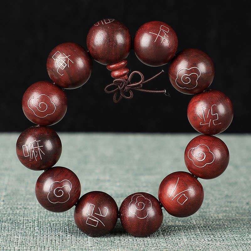 Braccialetto di protezione con piccole foglie di sandalo rosso intarsiate in argento sterling 925 Buddha Stones carattere Om Mani Padme Hum e nuvole di buon auspicio
