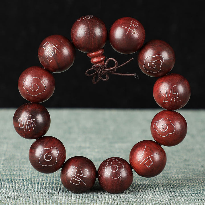 Braccialetto di protezione con piccole foglie di sandalo rosso intarsiate in argento sterling 925 Buddha Stones carattere Om Mani Padme Hum e nuvole di buon auspicio