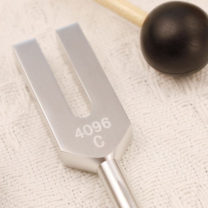 Diapason 4096HZ Diapason in lega di alluminio con martello per la guarigione dei chakra